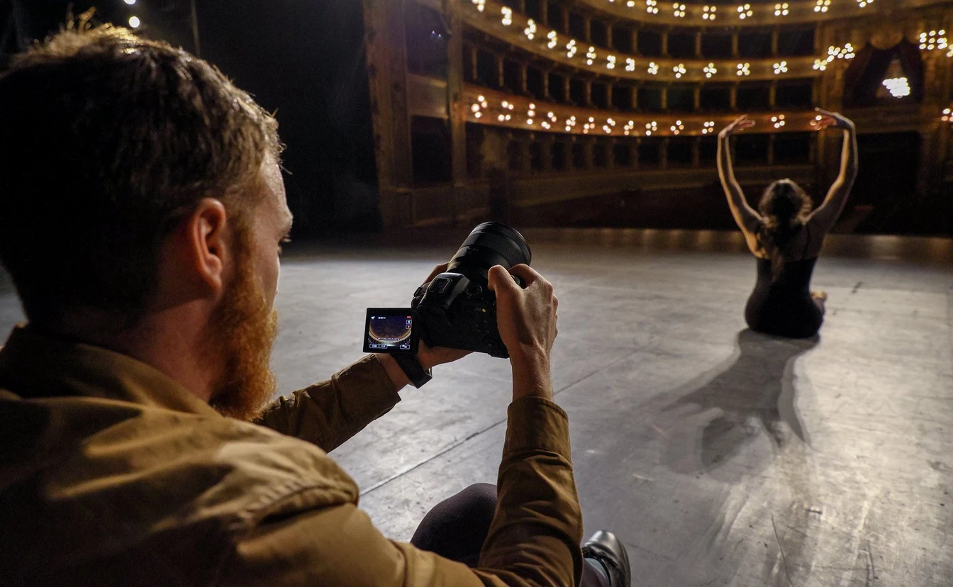 Javier Corts v akcii pri fotografovan baletnka pri ncviku v divadle Massimo na Siclii.  Teatro Massimo.