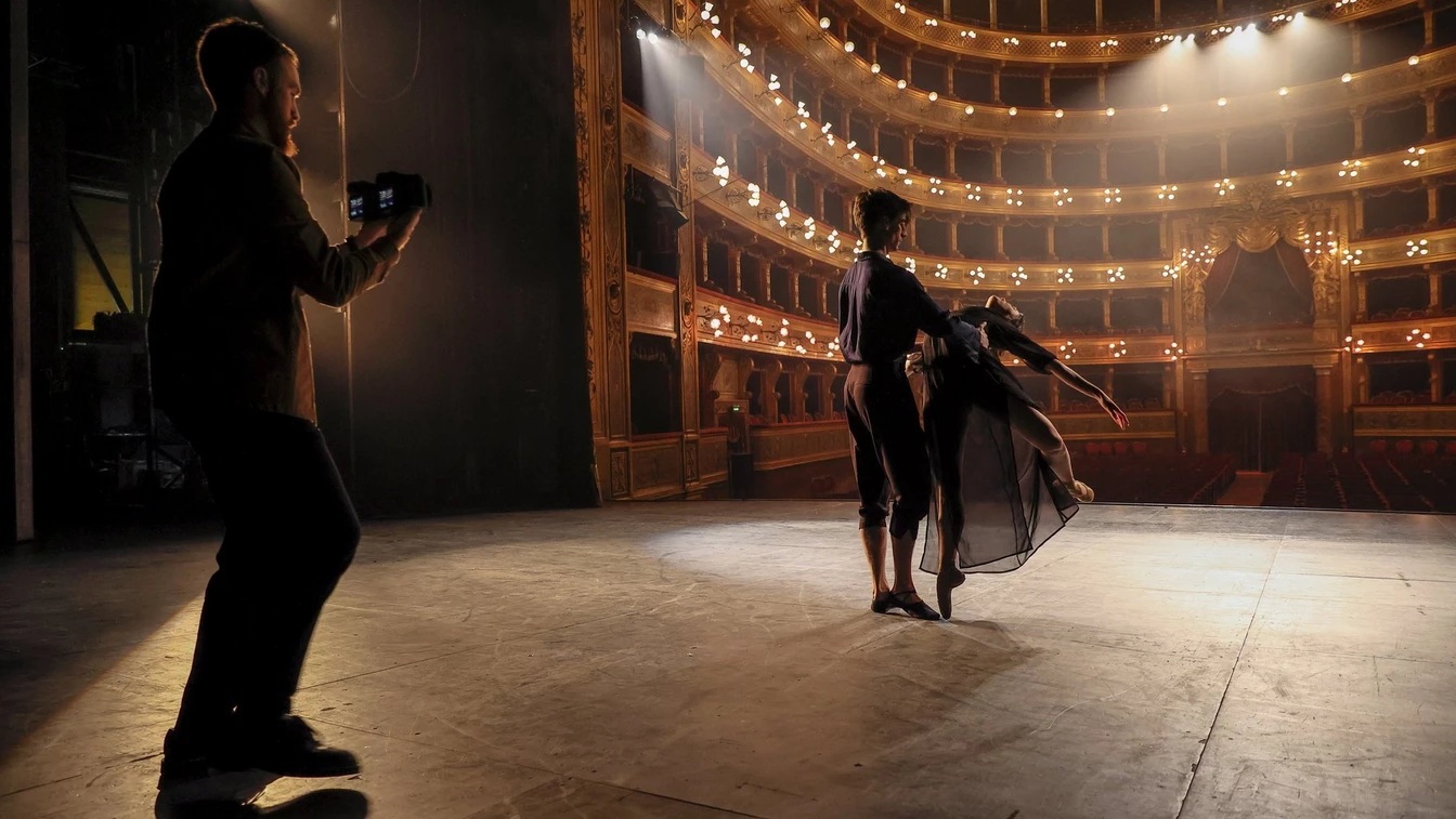 Javier snma baletnch tanenkov a predvdza asn filmrske monosti fotoapartu EOS R6 a 8-krokov stabilizciu obrazu.  Teatro Massimo.